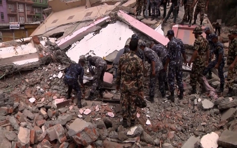 Thumbnail image for Rescue workers attempt to reach remote areas in Nepal